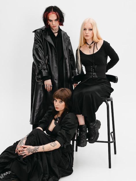 Photo front view goth friends posing in studio