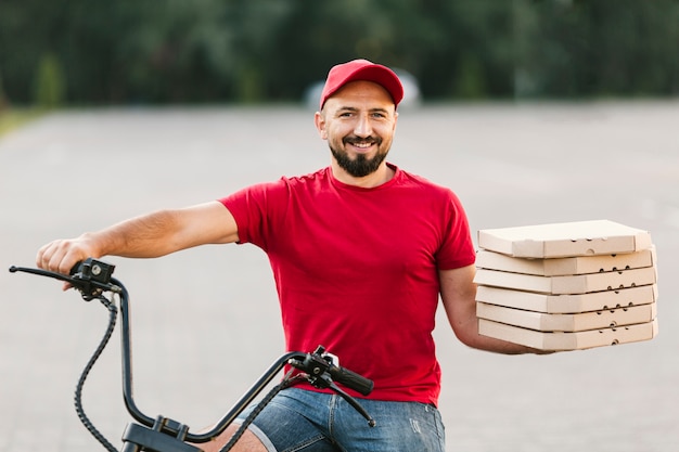 Photo front view guy delivering pizza order