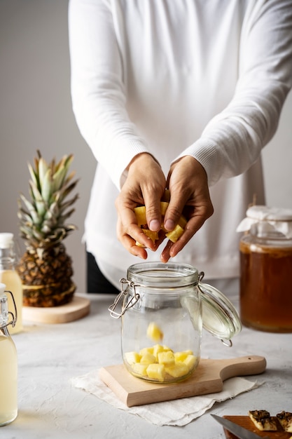 Photo front view hands holding fruits