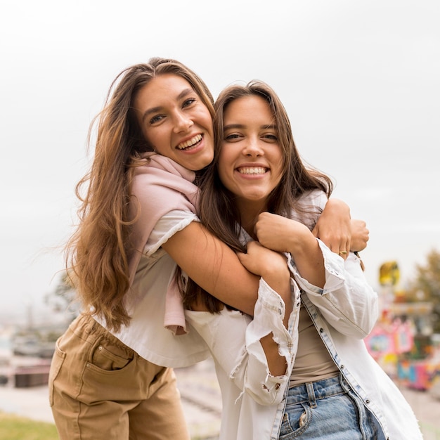 Photo front view happy friends hugging