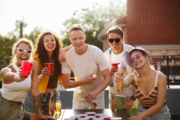 Foto amici felici di vista frontale che fanno festa