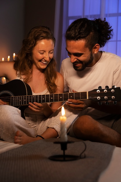 Foto persone felici di vista frontale che suonano musica