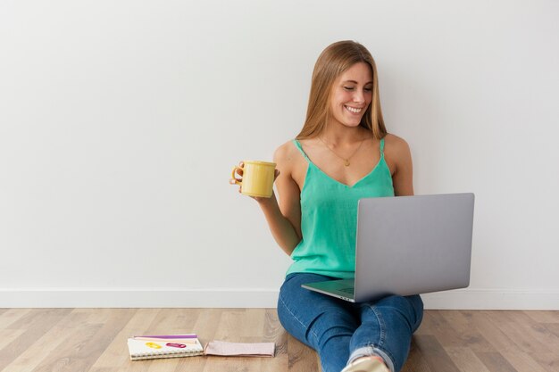 Photo front view happy woman enjoying coffee