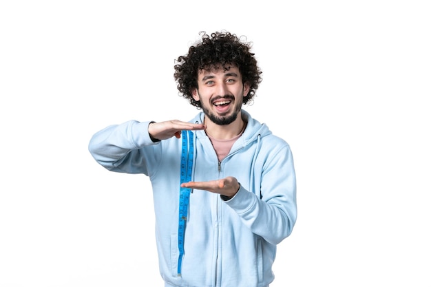 正面図白い背景の上のメジャーテープで幸せな若い男健康筋肉体胴体人間の体重を減らす痩身ウエスト測定