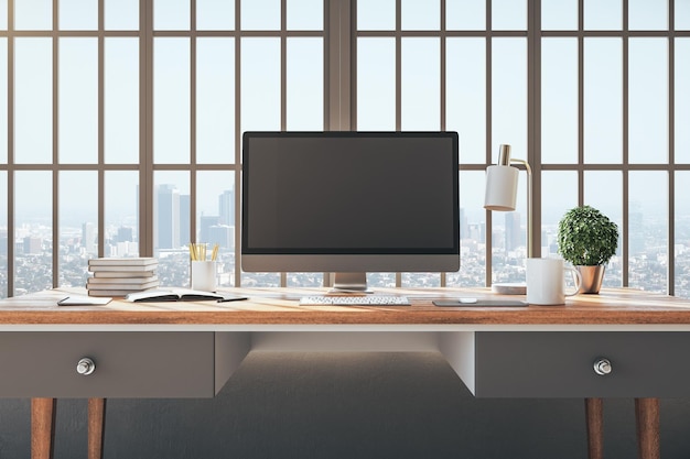 Вид спереди на домашнее рабочее место с компьютером