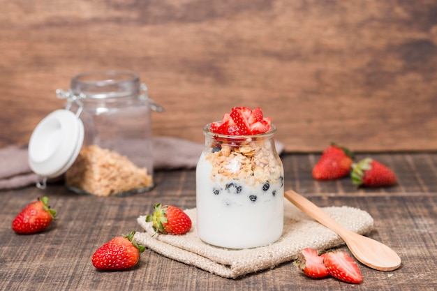 Vaso vista frontale con latte e avena biologici