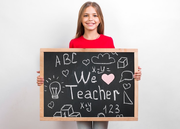 Photo front view kid holding blackboard