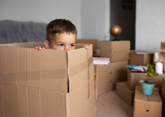 Photo front view kid sitting in box