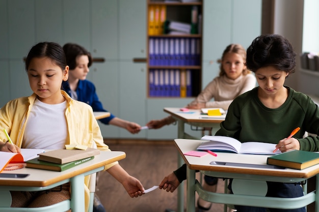 Foto vista frontale dei bambini che tradiscono a scuola