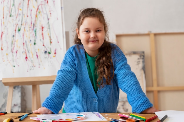 Foto vista frontale bambini che dipingono a scuola