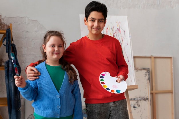 Foto bambini di vista frontale che posano alla scuola