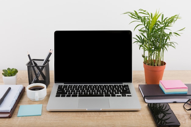 Photo front view of laptop on wooden table