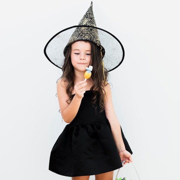 Vista frontale bambina in costume da strega per halloween