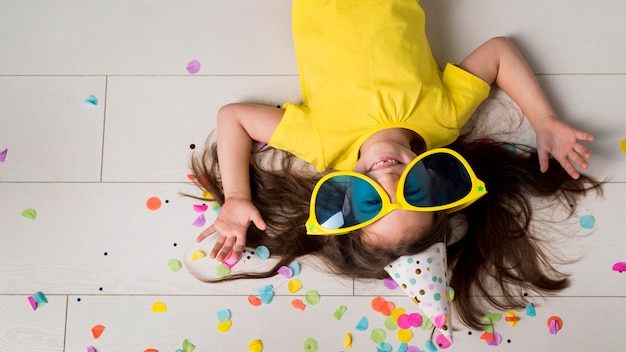 Photo front view of little girl with big sunglasses