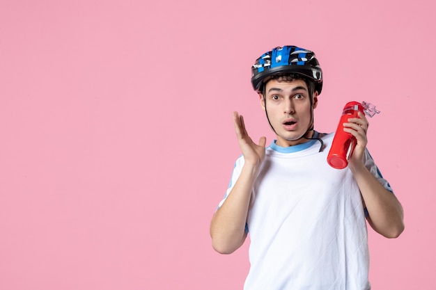 Спортсмен-мужчина в спортивной одежде, шлем и бутылка воды, вид спереди