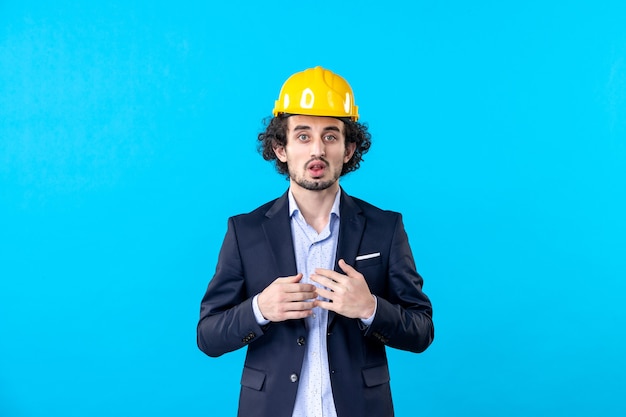 파란색 배경 건축 작업 작업 비즈니스 디자인 생성자 건물에 노란색 헬멧과 양복 전면보기 남성 빌더