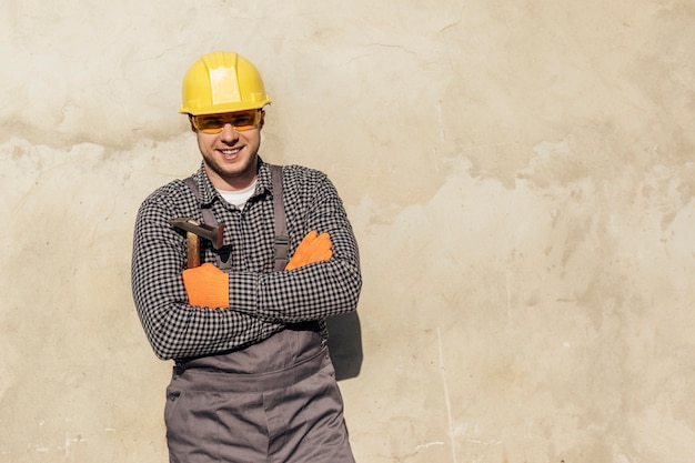 Photo front view of male worker with hard hat and copy space