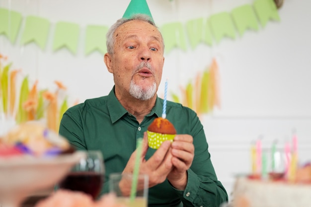 Foto uomo di vista frontale che festeggia il suo compleanno