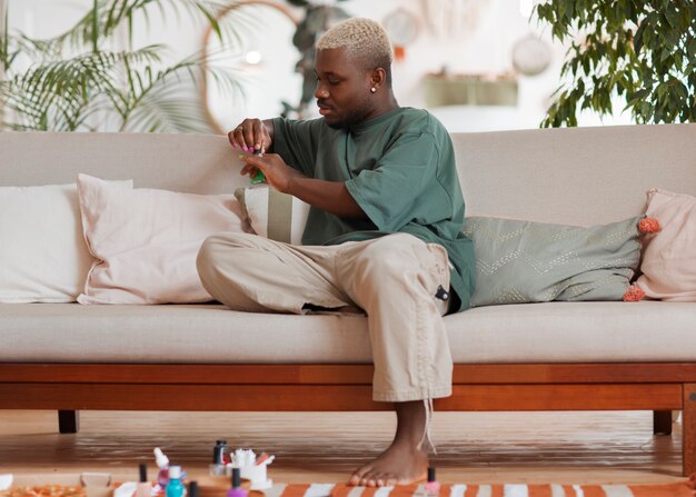 Photo front view man getting manicure