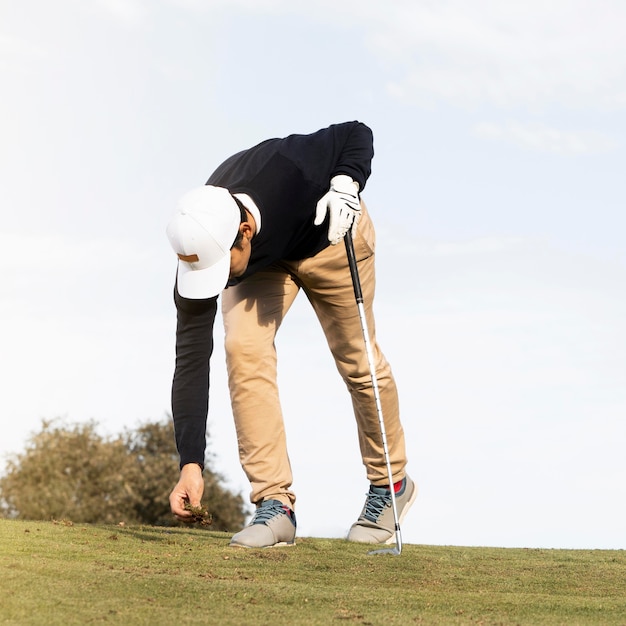 Foto vista frontale dell'uomo sul campo da golf