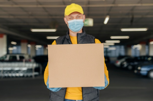 Photo front view man holding box