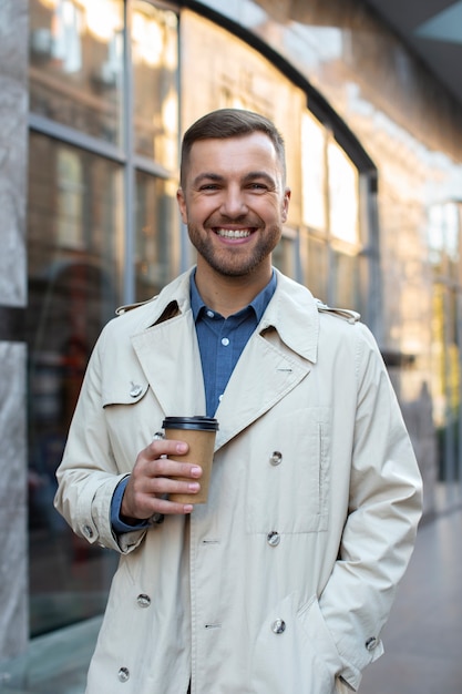 Photo front view man holding coffee cup