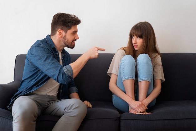 Foto uomo di vista frontale che insulta la donna