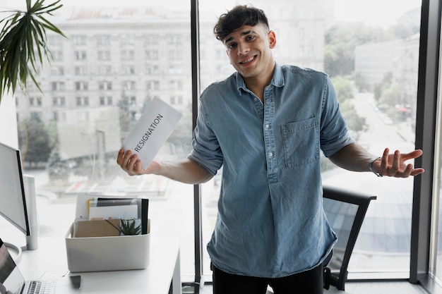 Foto uomo di vista frontale che lascia il lavoro