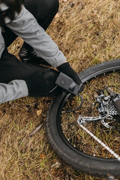 Foto vista frontale dell'uomo in sella a una bicicletta in montagna