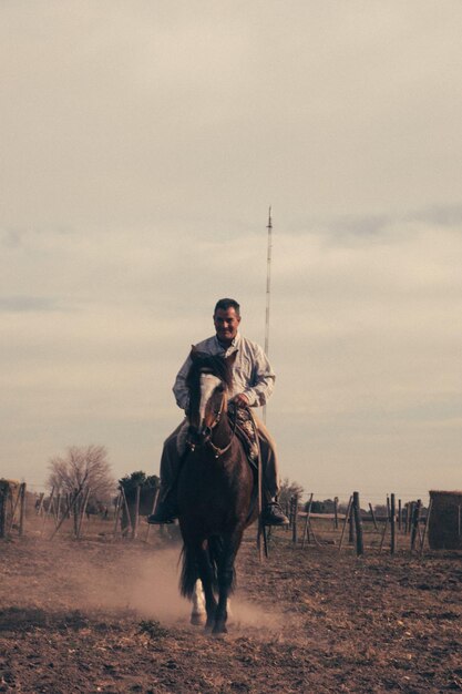 Photo front view of man riding horse