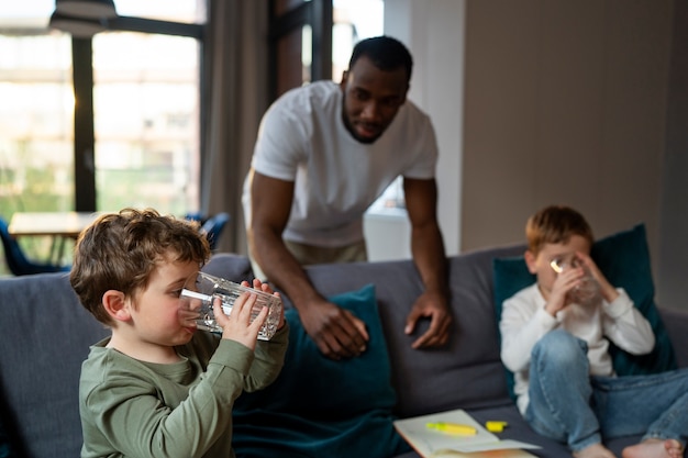 Foto babysitter del servo dell'uomo di vista frontale