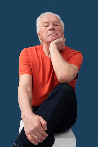 Photo front view man sitting on chair