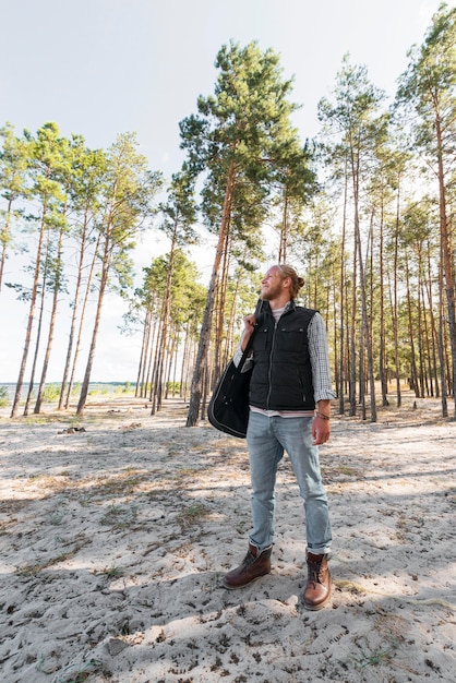 Photo front view man standing in the nature