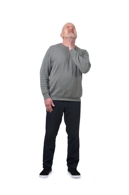 Foto vista anteriore di un uomo in piedi con dolore al collo su sfondo bianco