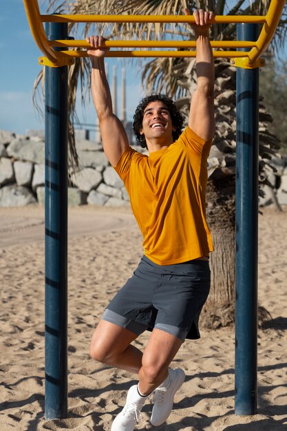 Photo front view man training outdoors