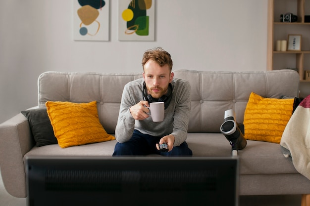 Photo front view man watching tv