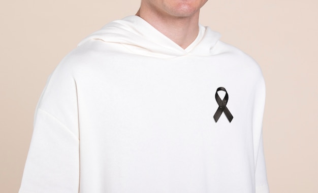 Photo front view man wearing black mourning ribbon