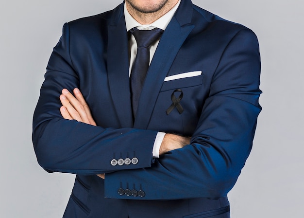 Photo front view man wearing black mourning ribbon