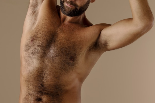 Photo front view man with chest hair posing