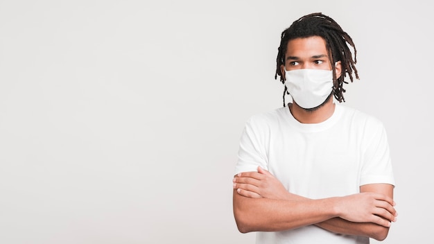 Foto vista frontale uomo con maschera protettiva