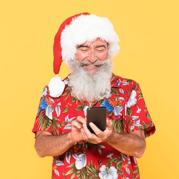 Foto vista frontale dell'uomo con camicia tropicale e cappello di natale