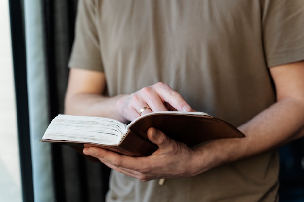 Photo front view married man reading bible