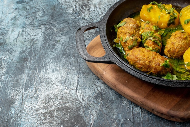 Polpetta di carne vista frontale con patate bollite e verdure su sfondo grigio chiaro cucina pollo insalata femminile cucina pasto cibo colore cotoletta