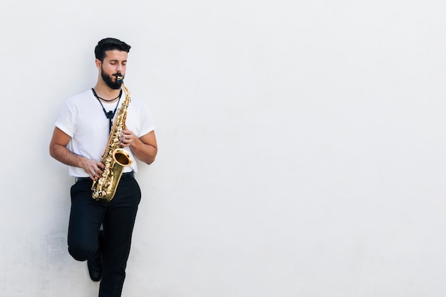 Musicista del colpo medio di vista frontale che gioca il sax