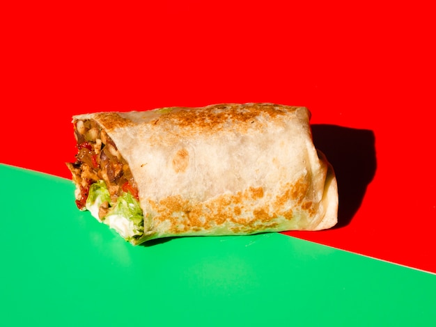 Foto taco messicano di vista frontale con carne e verdure