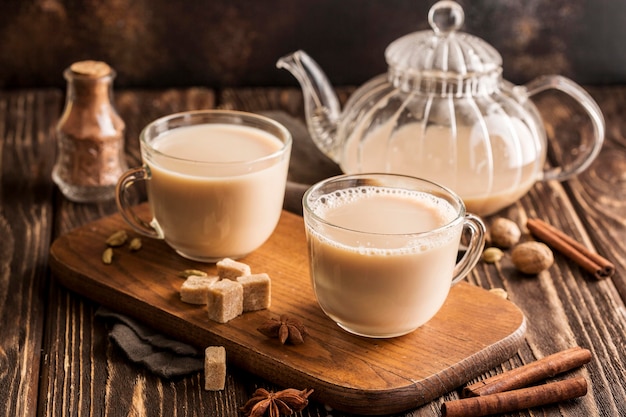 Foto vista frontale del concetto del tè al latte con cannella