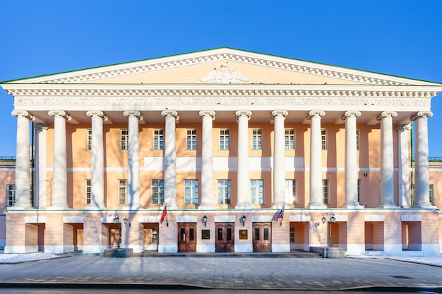 Вид спереди на дворец Московской городской думы утром