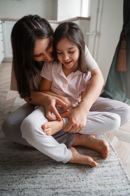 Foto ragazza di solletico della madre di vista frontale