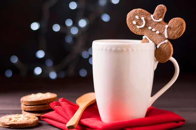 Vista frontale della tazza con omino di pan di zenzero e biscotti