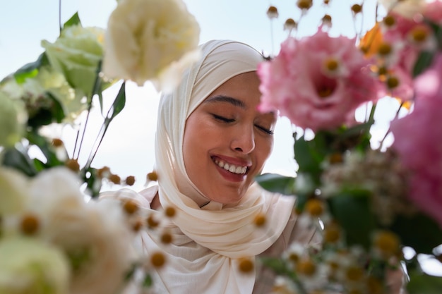 Photo front view muslim woman posing outdoors